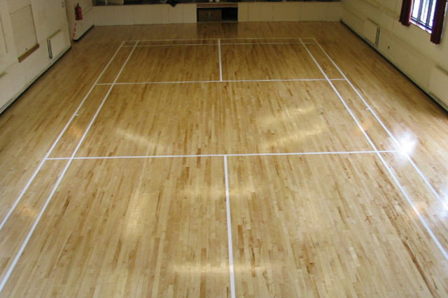 羽毛球馆翻新后-体育木地板翻新_运动木地板打磨流程_运动木地板翻新_凯洁运动木地板